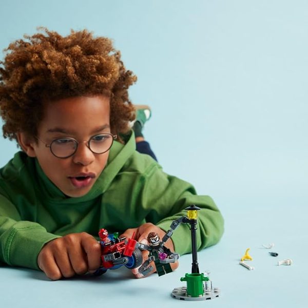 LEGO Marvel Motorcycle Chase: Spider‑Man vs. Doc Ock (10950) - Image 2